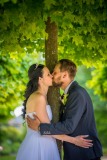 svatební-polibek-pod-stromem